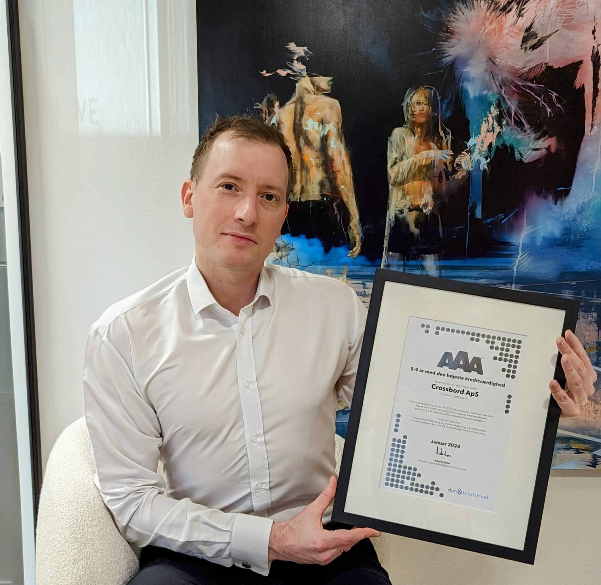Magnus holding up the AAA credit rating silver diploma